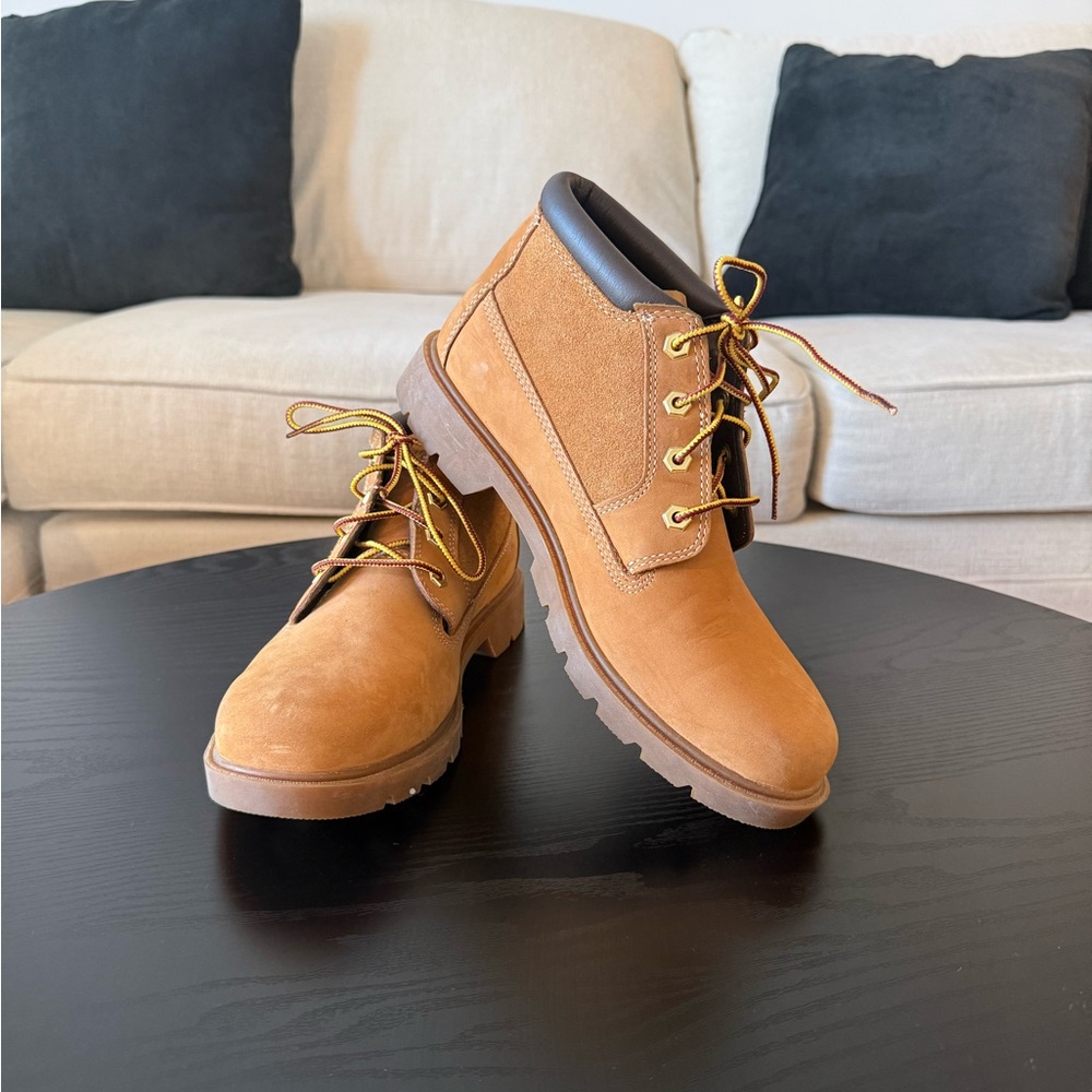 Timberland Women’s Wheat Nubuck Chukka Boots – Size 10